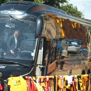 深切悼念️狼队社媒：教练组和球员献花悼念若塔